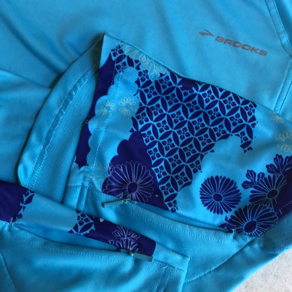 Woman’s Brooks Activity Running Pullover Hoodie J… - image 8